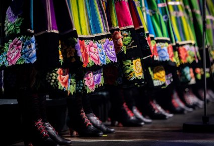 Zbliżenie na spódnice i buty kostiumu łowickiego