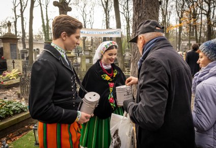 Para Artystów w kostiumach kocierzewskich w trakcie zbierania datków do puszek na 51 kweście