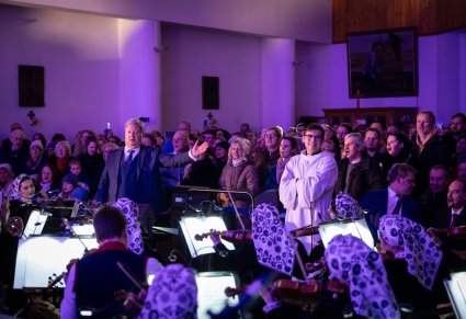 Dyrektor podczas przemowy z Księdzem Proboszczem na koncercie w kościele