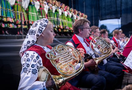 Zbliżenie na waltornistów w kostiumach