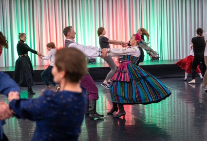 Uczestnicy warsztatów tanecznych podczas wykonywania choreografii