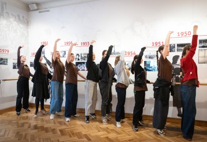 Zespół Poltex podczas zwiedzania Centrum Folkloru Polskiego "Karolin"