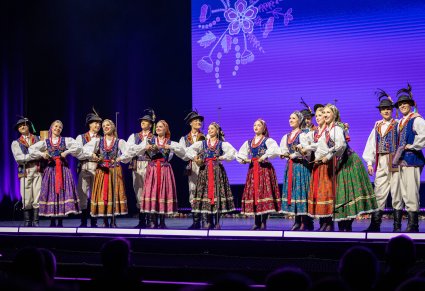 Na scenie Artyści w kostiumach limanowskich w trakcie grania na instrumentach regionalnych