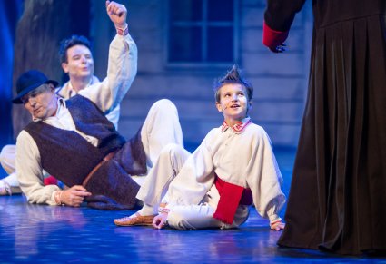 Zbliżenie na postacie Pasterzy siedzących na scenie