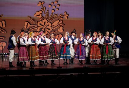 Artyści w kostiumach limanowskich na scenie
