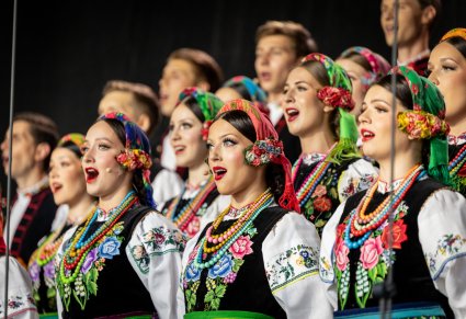 Zbliżenie na część chóru w kostiumach łowickich