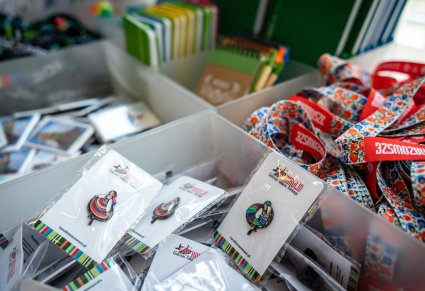 Stoisko z gadżetami zespołu "Mazowsze"