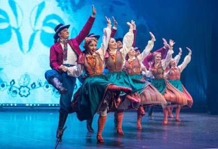 Grupa tancerzy w kostiumach wilamowskich wchodząca na scenę