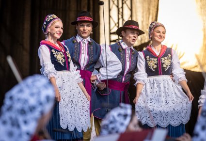 Czwórka śpiewających Artystów na scenie w kostiumach kaszubskich
