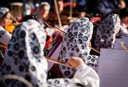 Zbliżenie na chusty na głowie skrzypaczek, element kostiumu wilanowskiego