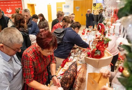 Szerszy obraz na przestrzeń Jarmarkową, stoiska wraz z gośćmi odwiedzającymi XI Jarmark Bożonarodzeniowy