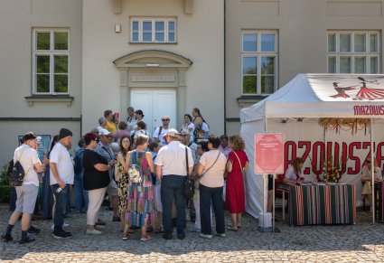Grupa chętnych gości do zwiedzania wystawy w Pałacu w "Karolinie"