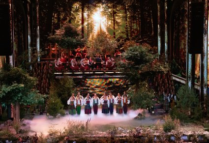 Część artystów baletu w kostiumach opoczyńskich, chór w kostiumach łowickich i orkiestra w kostiumach wilanowskich wraz z dyrygentem, na scenie festiwalu