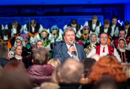 Dyrektor przemawiający po koncercie