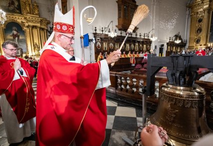 Arcybiskup podczas świecenia podarowanego dzwonu