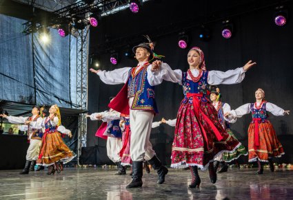 Tancerze baletu w kostiumach limanowskich, podczas tańca na scenie