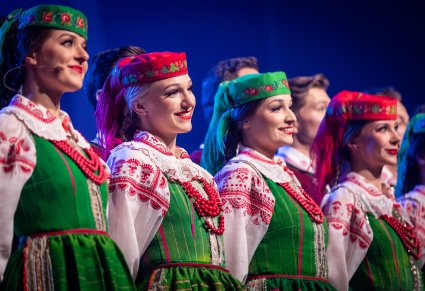 Zbliżenie na artystki chóru podczas koncertu