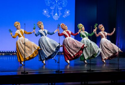 Na scenie grupa Artystek w kostiumach bamberskich w trakcie wykonywania choreografii tanecznej
