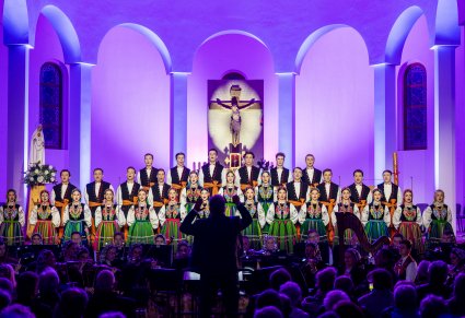 Chór, orkiestra i dyrygent podczas koncertu