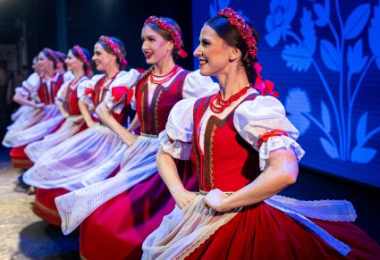 Tancerki w kostiumach jurgowskich na scenie