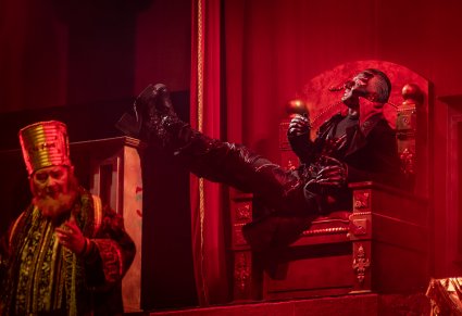 Postać szatana siedzącego na tronie i Heroda