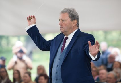 Zbliżenie na dyrygujacego Dyrektora zespołu