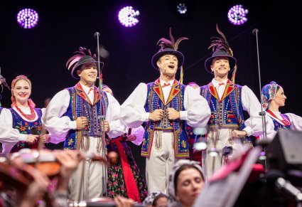 Artyści w kostiumach limanowskich, podczas śpiewu na scenie