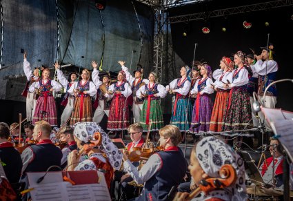 Na dole zdjęcdia widoczna orkiestra a na scenie Artyści w kostiumach limanowskich
