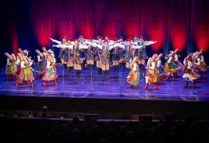 Grupa tancerzy w kostiumach krakowskich w figurze tanecznej