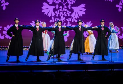 Tancerze w kostiumach bamberskich podczas koncertu na scenie