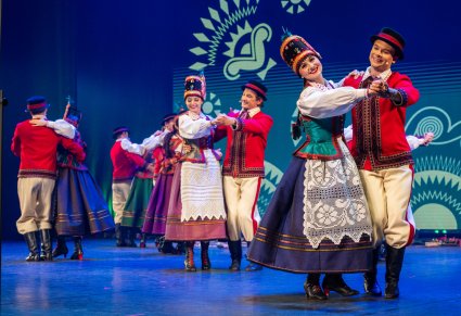 Grupa tancerzy w kostiumach kurpiowskich podczas koncertu
