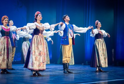 Tancerz i tancerki w kostiumach rozbarskich na cenie