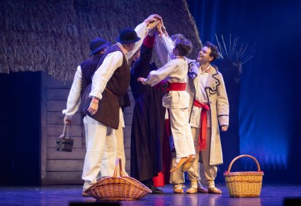 Grupowa scena Pasterzy przed szopką