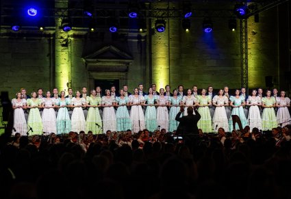 Na zdjęciu widać Dyrygenta- Dyrektora Jacka Bonieckiego, całą Orkiestrę i cały chór w kostiumach stylowych z końca XIX w.