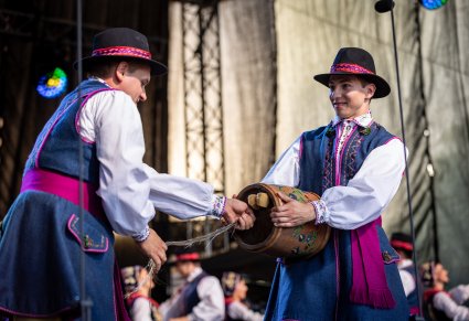 Dwóch Artystów grających na burczybasie