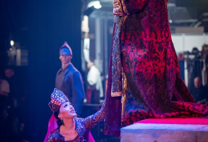 Stojący Herod a przed nim klęcząca Królowa