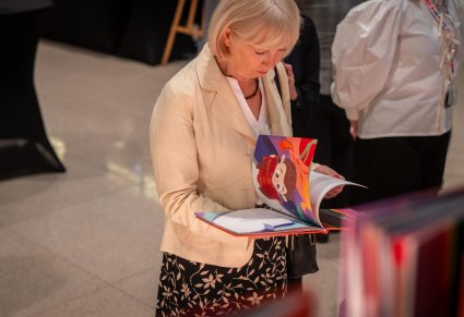 Kobieta przeglądająca książeczkę dla dzieci