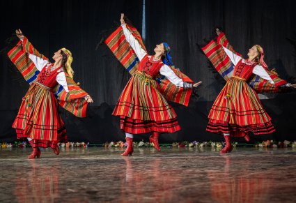 Tancerki baletu w kostiumach sieradzkich, podczas tańca