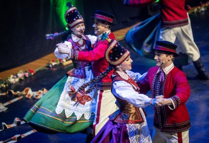 Zbliżenie na pary taneczne w kostiumach kurpiowskich