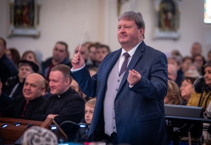 Zbliżenie na dyrygenta podczas koncertu