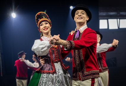 Zbliżenie na parę Artystów w kostiumach kurpiowskich (Puszczy Zielonej)