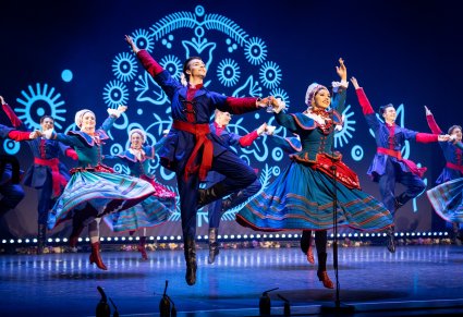 Zbliżenie na parę taneczną w kostiumach kujawskich na scenie