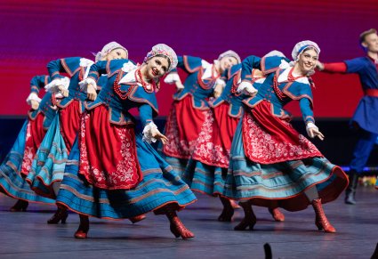 Zbliżenie na grupę Artystek w kostiumach kujawskich podczas wykonywania choreografii tanecznej