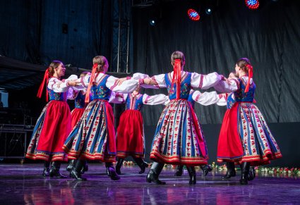 Tancerki w kostiumach spiskich na scenie w kole