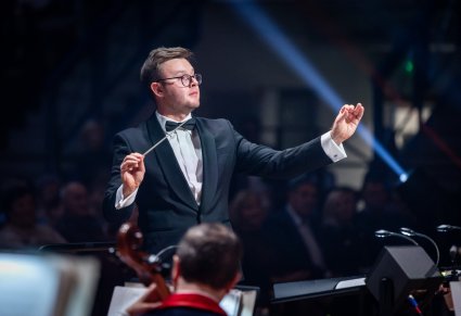 Zbliżenie na dyrygenta z batutą