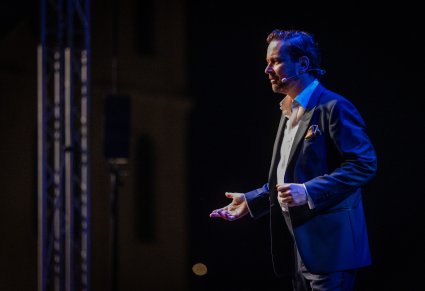 Artysta na scenie w garniturze