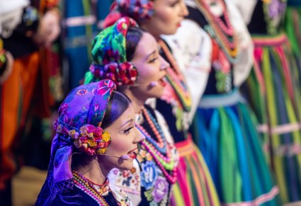 Widok na profile Chórzystek w kostiumach łowickich