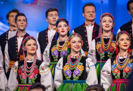 Zbliżenie na część Chóru w kostiumach łowickich