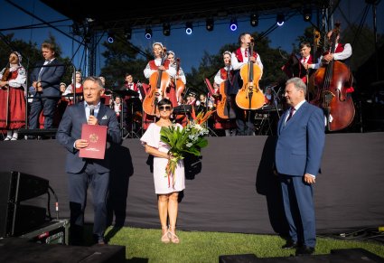 Przekazanie podziękowań i kwiatów na ręce Dyrygenta