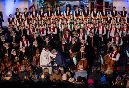 Podziękowania po koncercie, w tle widoczny chór i orkiestra